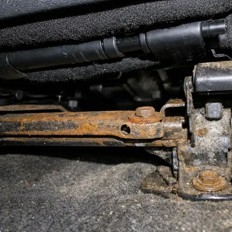 Area bawah jok dan rel jok yang lembap/kotor (indikasi mobil bekas banjir)